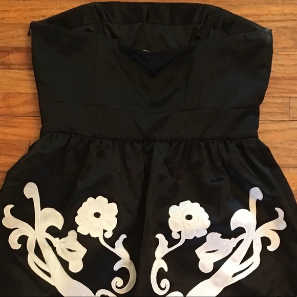 White House Black Market Strapless Dress - Size 6 - Picture 8 of 8